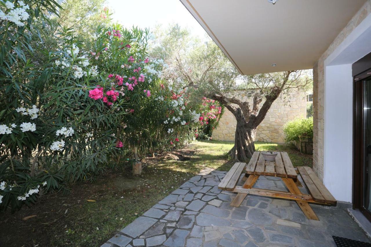 Villa Argo 3 - Beachfront, Big gardens, Location! Pefkochori Extérieur photo