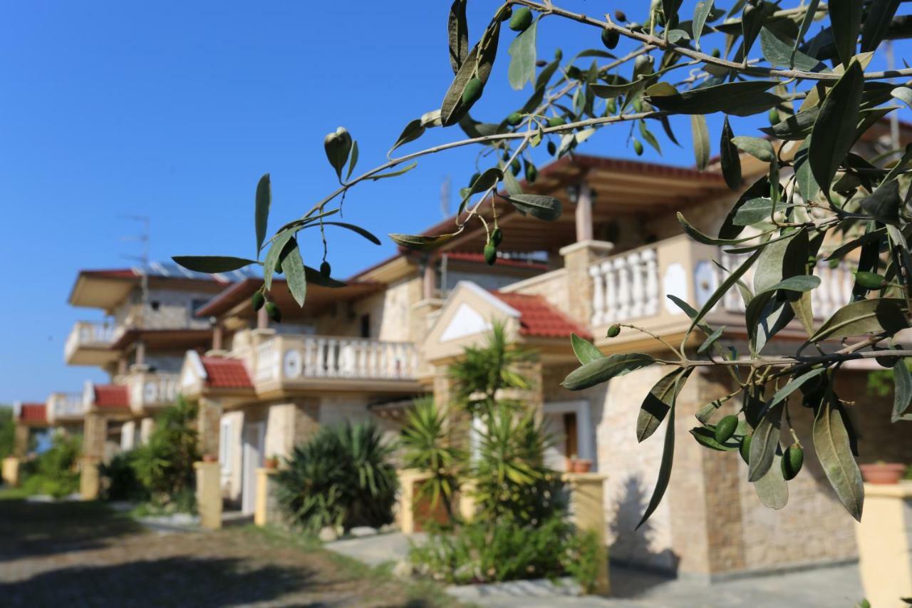 Villa Argo 3 - Beachfront, Big gardens, Location! Pefkochori Extérieur photo