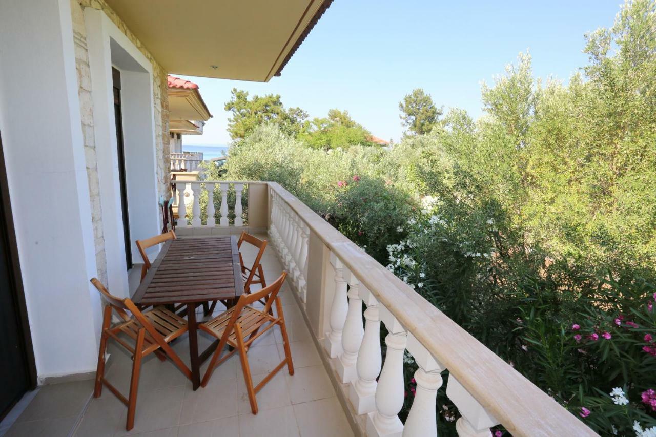 Villa Argo 3 - Beachfront, Big gardens, Location! Pefkochori Extérieur photo