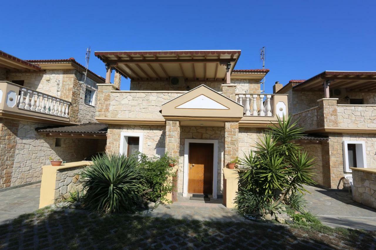 Villa Argo 3 - Beachfront, Big gardens, Location! Pefkochori Extérieur photo
