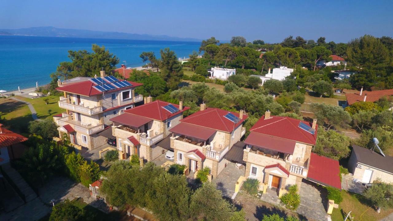 Villa Argo 3 - Beachfront, Big gardens, Location! Pefkochori Extérieur photo