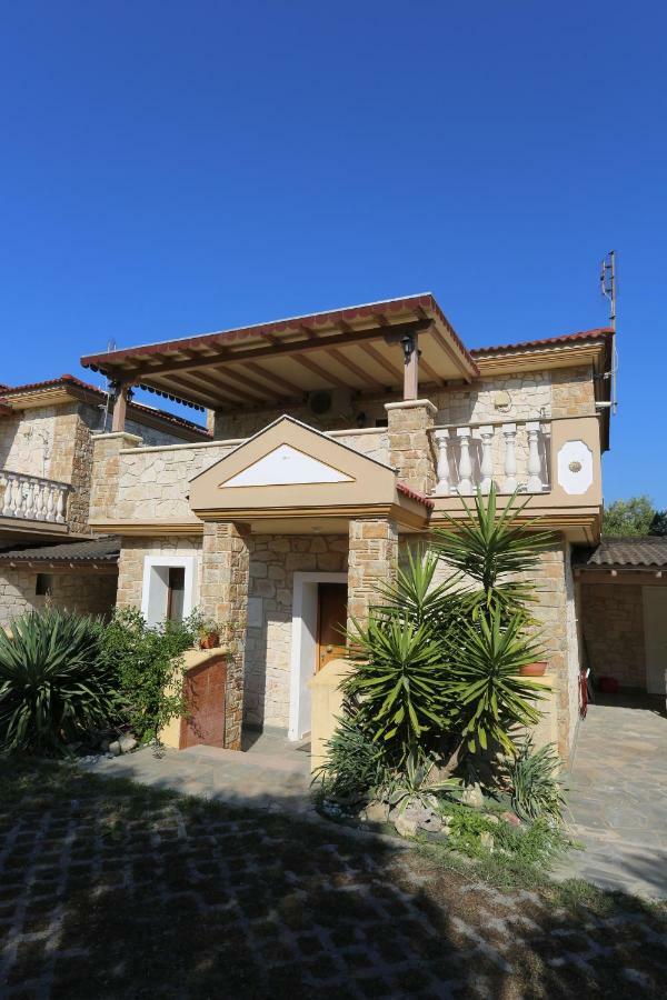 Villa Argo 3 - Beachfront, Big gardens, Location! Pefkochori Extérieur photo