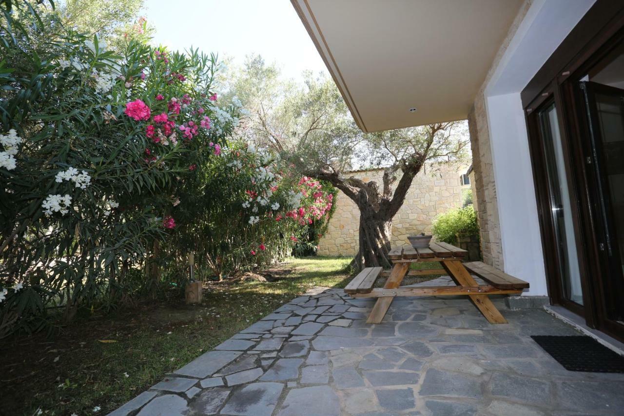 Villa Argo 3 - Beachfront, Big gardens, Location! Pefkochori Extérieur photo
