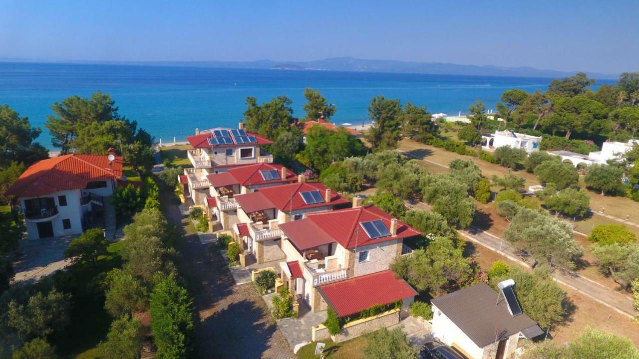 Villa Argo 3 - Beachfront, Big gardens, Location! Pefkochori Extérieur photo