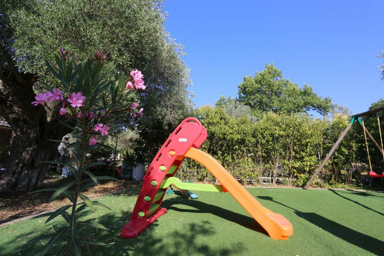 Villa Argo 3 - Beachfront, Big gardens, Location! Pefkochori Extérieur photo