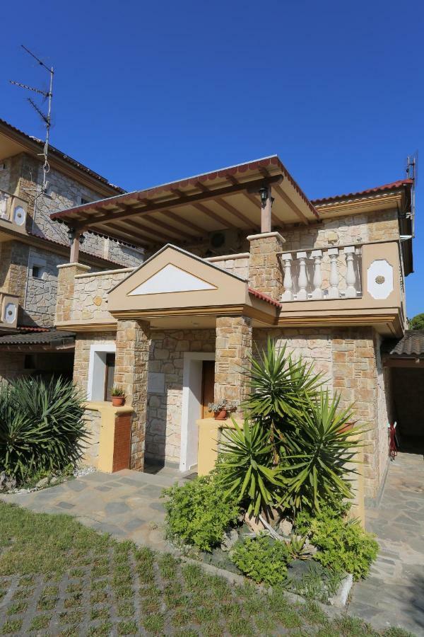 Villa Argo 3 - Beachfront, Big gardens, Location! Pefkochori Extérieur photo