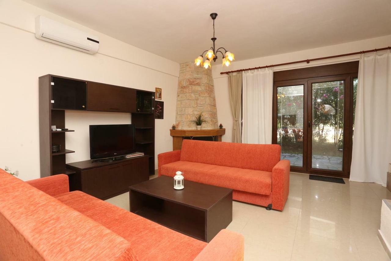 Villa Argo 3 - Beachfront, Big gardens, Location! Pefkochori Extérieur photo