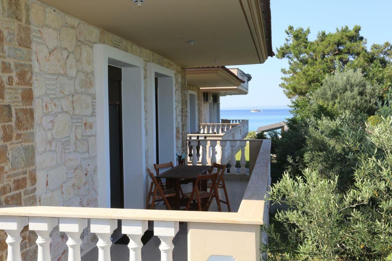 Villa Argo 3 - Beachfront, Big gardens, Location! Pefkochori Extérieur photo
