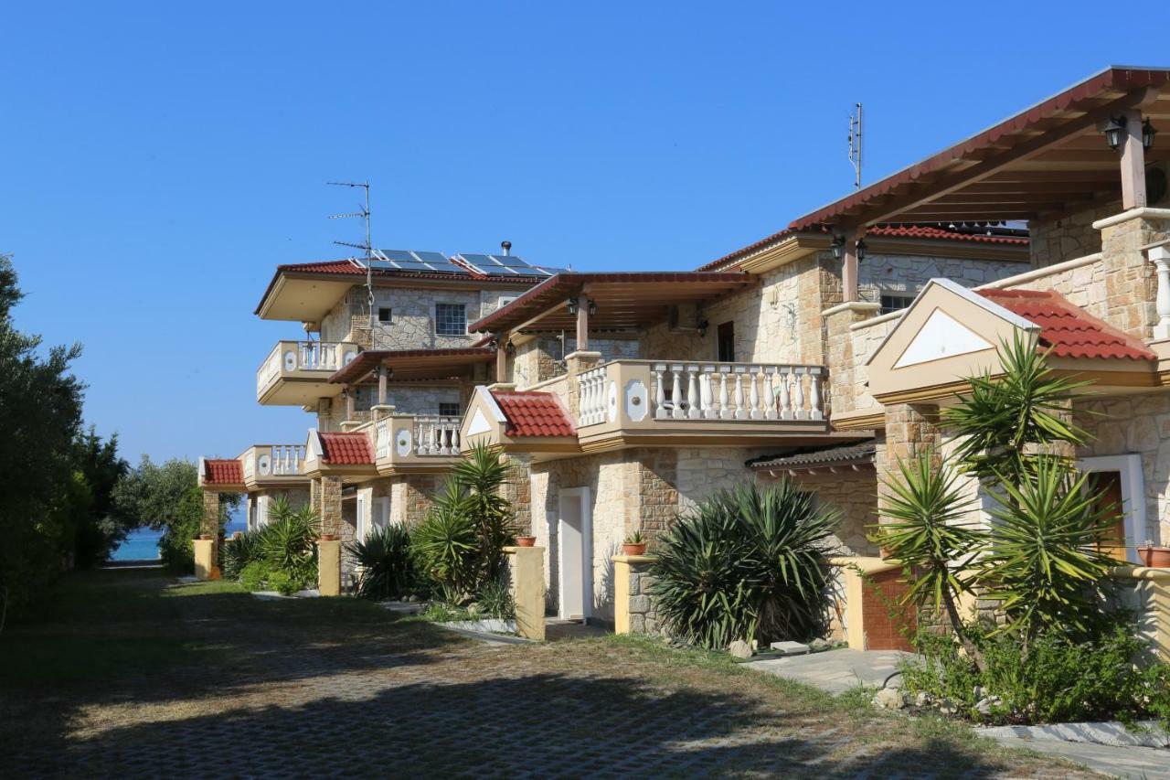 Villa Argo 3 - Beachfront, Big gardens, Location! Pefkochori Extérieur photo