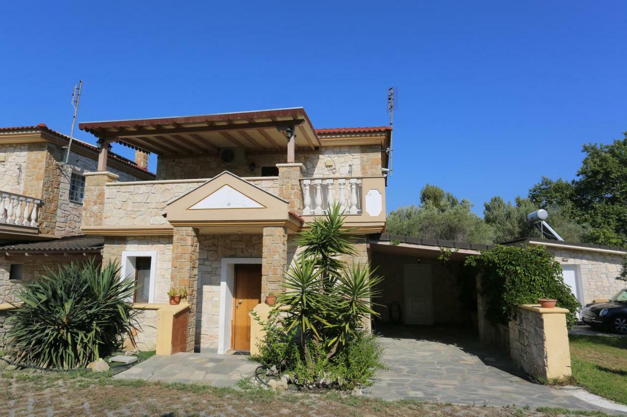 Villa Argo 3 - Beachfront, Big gardens, Location! Pefkochori Extérieur photo