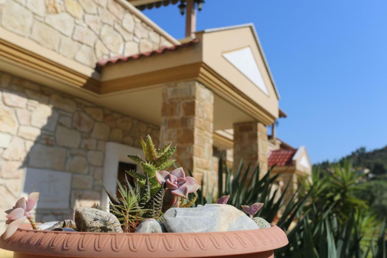 Villa Argo 3 - Beachfront, Big gardens, Location! Pefkochori Extérieur photo