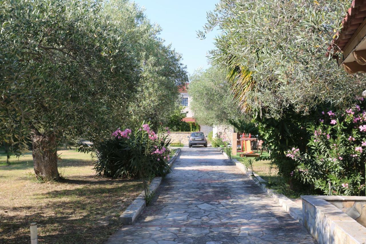 Villa Argo 3 - Beachfront, Big gardens, Location! Pefkochori Extérieur photo