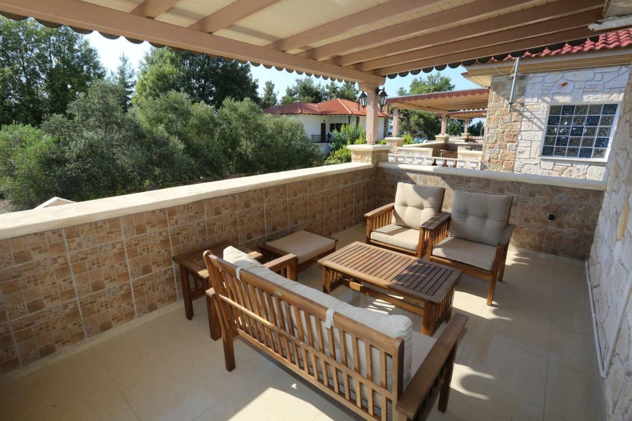 Villa Argo 3 - Beachfront, Big gardens, Location! Pefkochori Extérieur photo