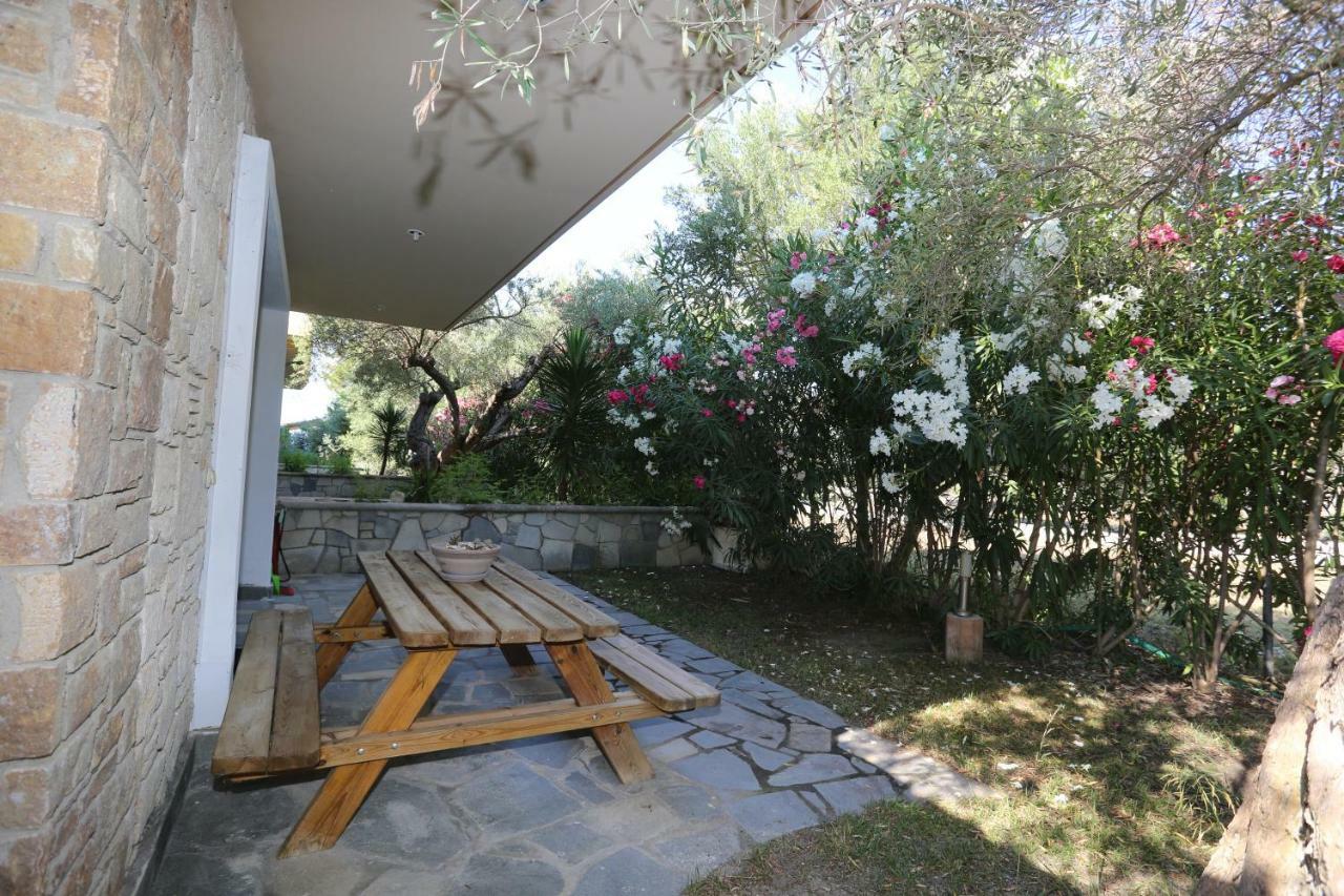 Villa Argo 3 - Beachfront, Big gardens, Location! Pefkochori Extérieur photo