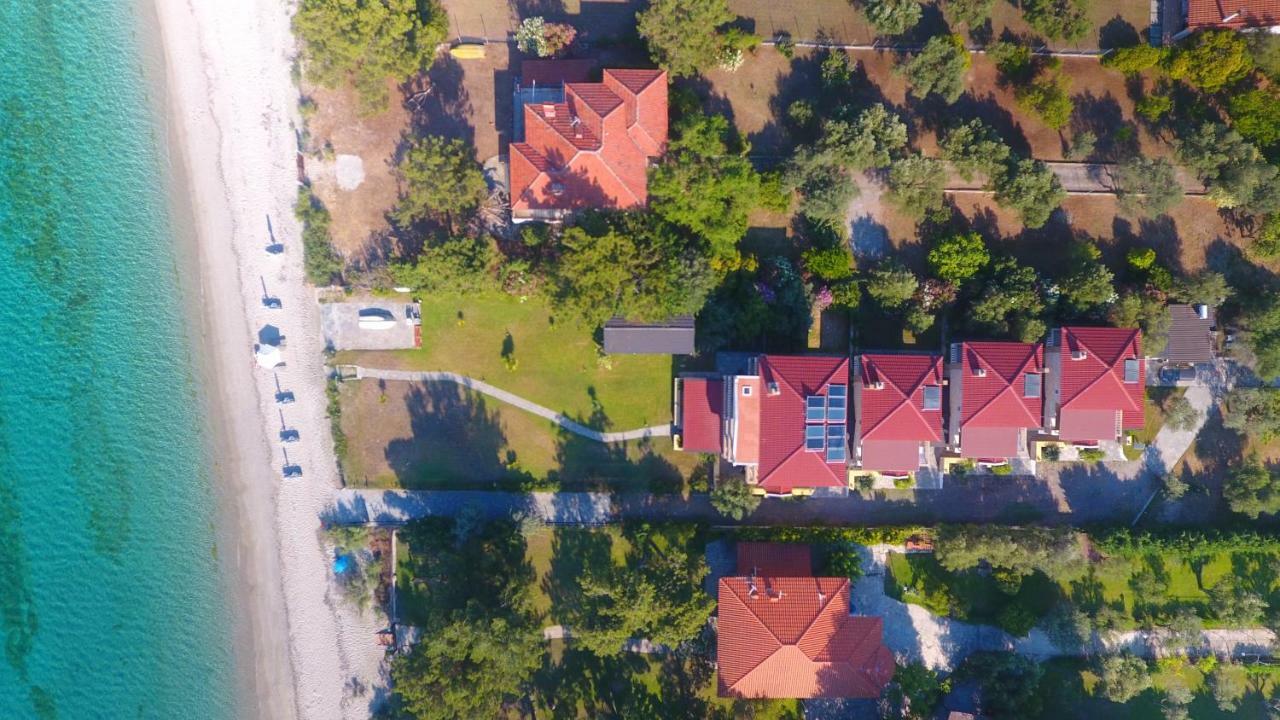 Villa Argo 3 - Beachfront, Big gardens, Location! Pefkochori Extérieur photo